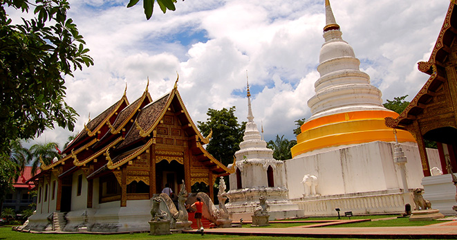 lanterne di carta colorate e dalla forma meravigliosa sono appese davanti a  una pagoda per adorare il signore buddha in un tempio nel nord della  thailandia. 7043006 Stock Photo su Vecteezy